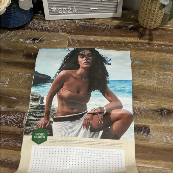 😍👙Victoria’s Secret Colorblock Tote👙😍(limited edition newspaper vol 1) - Picture 10 of 10